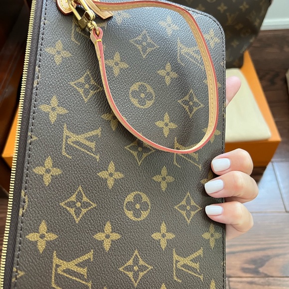 SOLD Authentic Louis Vuitton Neverfull GM with Pouch - Picture 6 of 10